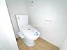 トイレ：トイレは1、2階にございますので、朝の混雑時でも安心してご使用することが出来ます。便座は温水洗浄付き便座となってますので毎日清潔に快適にお使いいただけます。とっても落ち着けるトイレ空間となっています。