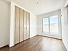 子供部屋：洋室です。フローリングのお部屋となってますのでお掃除やお片付けも楽ちんです。ベッドを置いて机をおいてテレビをおいてもすっきりとしたお部屋に仕上がりそうですね。お好みのレイアウトで毎日をお楽しみ下さい♪