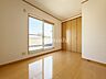 寝室：洋室です。フローリングのお部屋となってますのでお掃除やお片付けも楽ちんです。ベッドを置いて机をおいてテレビをおいてもすっきりとしたお部屋に仕上がりそうですね。お好みのレイアウトで毎日をお楽しみ下さい♪