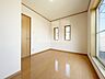 室内：洋室です。フローリングのお部屋となってますのでお掃除やお片付けも楽ちんです。ベッドを置いて机をおいてテレビをおいてもすっきりとしたお部屋に仕上がりそうですね。お好みのレイアウトで毎日をお楽しみ下さい♪