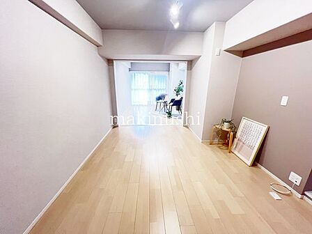 心地よく寛ぐのに充分な広さ、風の揺らぎや陽射しを楽しむことが出来るリビングダイニング!大きな掃き出し窓がございますのでとても明るいリビングです♪