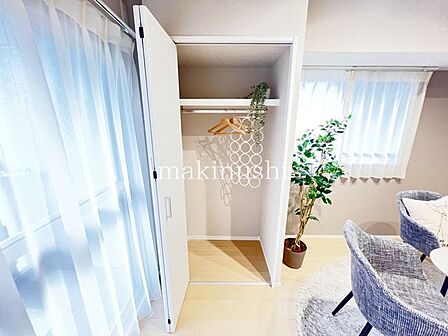 大きな収納スペースです。これだけの広さがあれば、かなりの量のお荷物を収納出来ますね。建具は折れ戸でモダンな空間を演出してくれます。