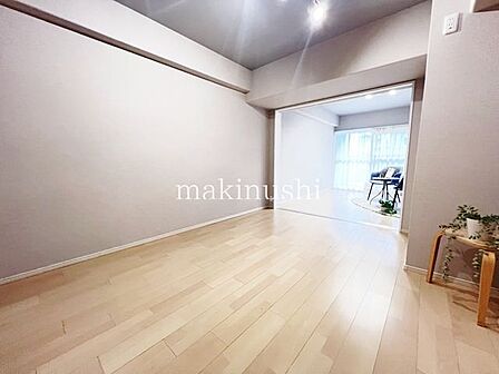 心地よく寛ぐのに充分な広さ、風の揺らぎや陽射しを楽しむことが出来るリビングダイニング!大きな掃き出し窓がございますのでとても明るいリビングです♪