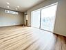 リビング/ダイニング：心地よく寛ぐのに充分な広さ、風の揺らぎや陽射しを楽しむことが出来るリビングダイニング！大きな掃き出し窓がございますのでとても明るいリビングです♪