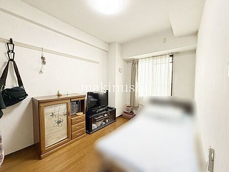 洋室です。フローリングのお部屋となってますのでお掃除やお片付けも楽ちんです。ベッドを置いて机をおいてテレビをおいてもすっきりとしたお部屋に仕上がりそうですね。お好みのレイアウトで毎日をお楽しみ下さい♪