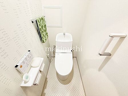 何だか落ち着けるトイレ空間です。トイレは快適な温水洗浄便座付きとなっております。こんな綺麗にお手入れされたトイレは本当に嬉しいです。