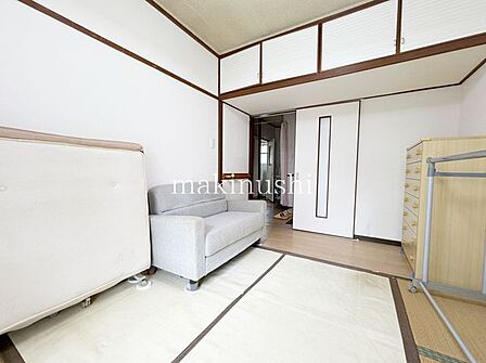 情緒漂う和室。しっとりと落ち着いた雰囲気の和室で気持ちよく寝転がるのも良いものですね。日本に住んでて良かったときっと思えるはずです。