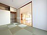 和室：情緒漂う和室。しっとりと落ち着いた雰囲気の和室で気持ちよく寝転がるのも良いものですね。日本に住んでて良かったときっと思えるはずです。