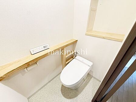 何だか落ち着けるトイレ空間です。トイレは快適な温水洗浄便座付きとなっております。こんな綺麗にお手入れされたトイレは本当に嬉しいです。