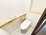 トイレ：何だか落ち着けるトイレ空間です。トイレは快適な温水洗浄便座付きとなっております。こんな綺麗にお手入れされたトイレは本当に嬉しいです。