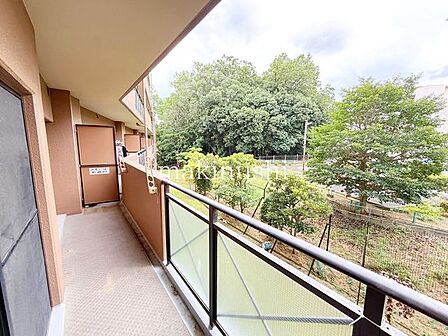 バルコニーです。洗濯物もここに干せばすぐに乾きそうです♪結構な広さがございますので、洗濯物もたっぷり干すことが出来ますね♪風通しの良いバルコニーとなっております。エアコンの室外機を置くのも良いですね。