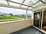 バルコニー：バルコニーです。洗濯物もここに干せばすぐに乾きそうです♪結構な広さがございますので、洗濯物もたっぷり干すことが出来ますね♪風通しの良いバルコニーとなっております。エアコンの室外機を置くのも良いですね。