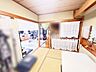 和室：情緒漂う和室。しっとりと落ち着いた雰囲気の和室で気持ちよく寝転がるのも良いものですね。和室はそのまま座ったり寝転んだり出来ますのでとても落ち着きますね。日本に住んでて良かったときっと思えるはずです♪。