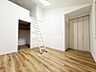 室内：洋室です。フローリングのお部屋となってますのでお掃除やお片付けも楽ちんです。ベッドを置いて机をおいてテレビをおいてもすっきりとしたお部屋に仕上がりそうですね。お好みのレイアウトで毎日をお楽しみ下さい♪