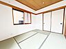 和室：情緒漂う和室。しっとりと落ち着いた雰囲気の和室で気持ちよく寝転がるのも良いものですね。日本に住んでて良かったときっと思えるはずです。