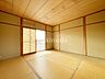 和室：情緒漂う和室。しっとりと落ち着いた雰囲気の和室で気持ちよく寝転がるのも良いものですね。和室はそのまま座ったり寝転んだり出来ますのでとても落ち着きますね。日本に住んでて良かったときっと思えるはずです♪。