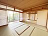 和室：情緒漂う和室。しっとりと落ち着いた雰囲気の和室で気持ちよく寝転がるのも良いものですね。和室はそのまま座ったり寝転んだり出来ますのでとても落ち着きますね。日本に住んでて良かったときっと思えるはずです♪。