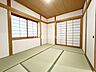 和室：情緒漂う和室。しっとりと落ち着いた雰囲気の和室で気持ちよく寝転がるのも良いものですね。和室はそのまま座ったり寝転んだり出来ますのでとても落ち着きますね。日本に住んでて良かったときっと思えるはずです♪。