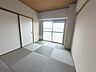 和室：和室　約6.0帖【い草の香る和室】畳ならではの心地よさを感じながら、ゆったりと寛げる空間です。趣味のお部屋としてはもちろん、来客時のスペースとしても活用できます。便利な和室です♪癒しの空間です