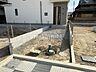 キッチン：・煮込みや炒め物等、異なる調理を同時進行できる三口コンロ。手早くお料理して時間を節約したい方に必須の設備です。