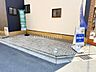 駐車場：前面道路との高低差が無く、日々の車の出し入れも安心です。