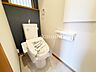 トイレ：トイレトイレは1階と2階の2か所に設置されています。各階にトイレがあるため、夜間の利用時にも階段を上り下りする必要がなく便利です。忙しい朝の時間帯や来客時にも使いやすく、暮らしに嬉しい設備です