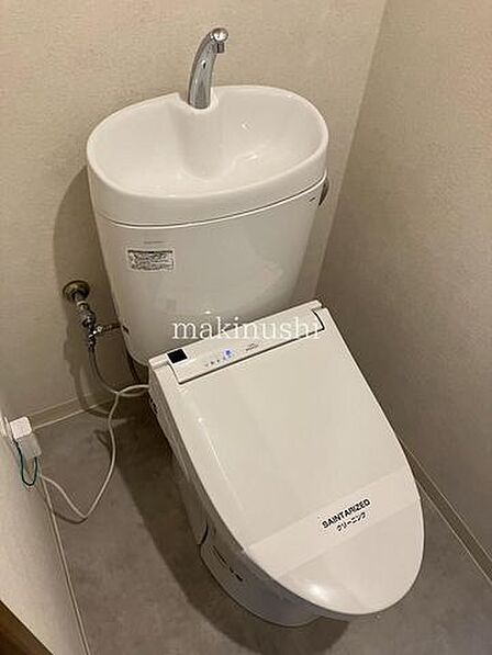 トイレ落ち着いた雰囲気のお洒落なお手洗いで、毎日を気持ちよく過ごせる快適な空間に仕上がっています。