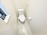 トイレ：トイレ快適な温水洗浄便座付きのトイレを採用。毎日使う場所だからこそ、清潔で使いやすい設備が魅力です。快適な暮らしを支える、うれしい仕様となっています。