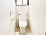 トイレ：トイレ窓付きのトイレで自然光が差し込み、換気もしやすく清潔で快適な空間を保てます。