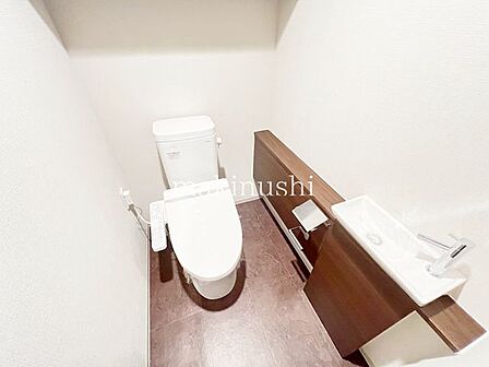 ・快適な温水洗浄便座付きのトイレです。毎日使うトイレが綺麗だと嬉しいですね。