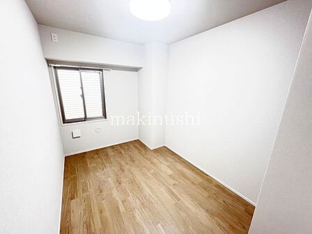 ・大きな窓から温かい光の差し込む居室、ぜひ現地にてご確認くださいませ。