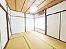 和室：和室　約6.0帖和室は約6.0帖の広さがあり、ゆったりと寛げる落ち着いた空間です。客間や寝室としてはもちろん、趣味の部屋やお子様の遊び場など、多目的にご活用いただけます。
