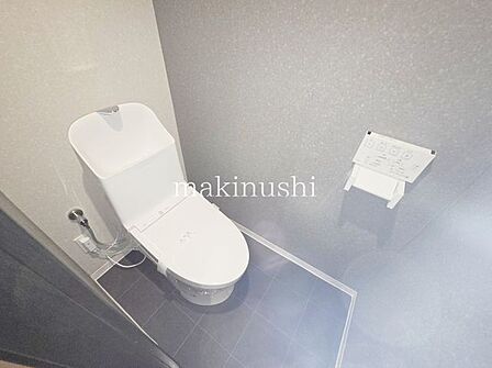 ・快適な温水洗浄便座付きのトイレです。毎日使うトイレが綺麗だと嬉しいですね。