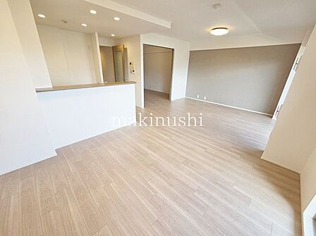 LDK 約17.0帖約17.0帖の広々としたLDKは、リフォーム済みで明るく清潔感のある空間です。ご家族が集まる団らんの場としてゆったり過ごせ、家具やインテリアも配置しやすい使い勝手の良い広さです
