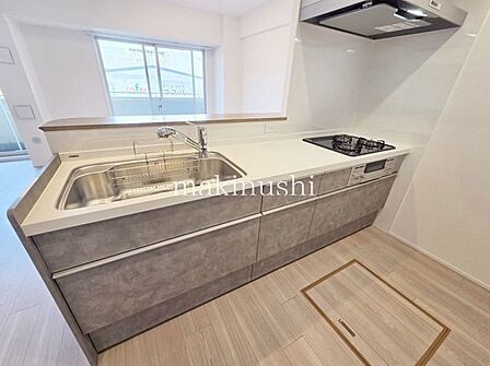 キッチンシステムキッチンを新調し、清潔感のある使いやすいキッチンに生まれ変わりました。収納力にも優れ、調理器具や食器類もすっきり整理できます。毎日のお料理が楽しくなる空間です。