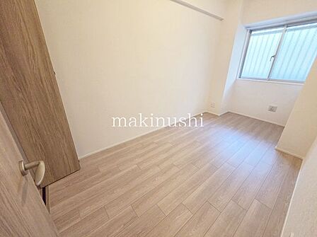 子供部屋 約5.1帖全室フローリング仕様で、統一感のあるすっきりとした室内です。ちょっとした汚れもモップや掃除機でサッとお掃除しやすく、毎日のお手入れが簡単。清潔な住空間を保ちやすいのも魅力!
