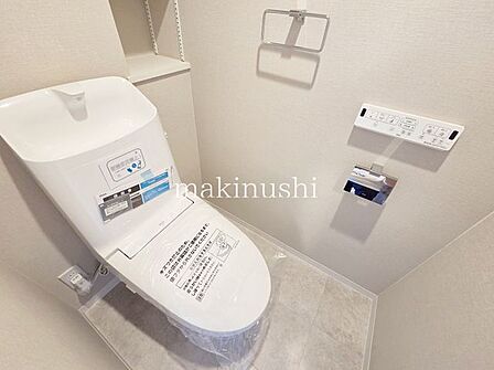 トイレぴかぴかにリフォームされた清潔感あふれるトイレです。気持ちよく使える明るい空間で、毎日の暮らしを快適にサポート。新しくきれいになったトイレで、心地よい時間をお過ごしいただけます。