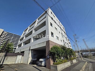 外観：駅チカなのに日当たりが良い低層階です。ペット飼育可（規約による）のオートロックマンションです。