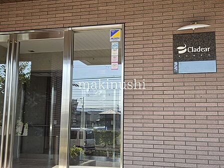 マンションの入り口です。オートロック式です。