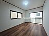 室内：洋室1F　約6.5帖約6.5帖の洋室は、ゆとりある広さで使いやすい空間です。二面採光で自然光が入りやすく、明るく快適なお部屋。寝室や子ども部屋など、ライフスタイルに合わせて幅広く活用できます。