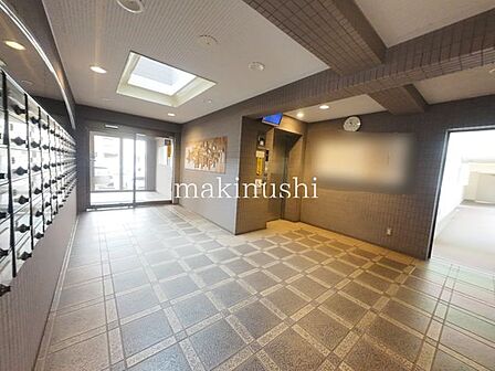 ロビー堺市東区南野田は、北野田駅を中心に生活利便施設が整う暮らしやすいエリアです。駅周辺には買い物施設や飲食店が集まり、通勤・通学にも便利。落ち着いた住宅街も広がり、便利さと住みやすい街です。