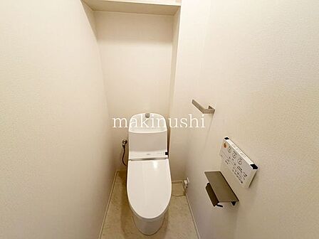 トイレ快適な温水洗浄便座付きのトイレです。毎日使う場所だからこそ、清潔で心地よく過ごせる空間は嬉しいですね。使いやすさにも配慮されたトイレで、毎日の暮らしをより快適にサポートします。