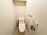 トイレ：トイレ快適な温水洗浄便座付きのトイレです。毎日使う場所だからこそ、清潔で心地よく過ごせる空間は嬉しいですね。使いやすさにも配慮されたトイレで、毎日の暮らしをより快適にサポートします。