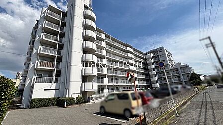 駐車場敷地内に駐車スペースを設けており、お車をお持ちの方にも嬉しい環境です。現地の状況や空き状況など、詳しい内容についてはお気軽にお問い合わせください。ぜひ一度、現地をご確認ください。
