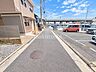 その他：前面道路含む外観2026年8月リフォーム済！内装や水回りなどを新しく整え、清潔感のある快適な住空間に生まれ変わりました。新しい暮らしを気持ちよくスタートできる、魅力あふれる住まいです。ぜひ現地で！