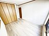 寝室：寝室　約5.5帖二面採光のお部屋は、二方向から自然光が差し込むため、明るく開放感のある空間が魅力です。時間帯によって異なる光を楽しめるのも嬉しいポイント。風通しにも配慮しやすく、快適です。