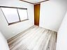 子供部屋：子供部屋　約4.5帖フローリングのお部屋は、家具やインテリアを合わせやすく、すっきりとした印象に仕上がります。お掃除もしやすく、日々のお手入れも簡単なのが嬉しいポイント。