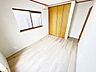 洋室：洋室　約5.5帖クローゼットのあるお部屋は、衣類やバッグ、小物などをすっきり収納できるのが魅力です。収納家具を置くスペースを抑えられるため、お部屋を広く使えます。快適で心地よい暮らしをサポート