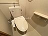 トイレ：全面白色で統一された清潔感のあるトイレは、明るくすっきりとした印象です。ウォシュレット付きで快適に使用できます。お手入れもしやすく、清潔な空間を保ちやすいのが魅力的です。