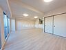 リビング/ダイニング：LDK専有面積99.36m2のゆとりある3LDK！広々とした住空間で、ご家族それぞれのお部屋もしっかり確保できます。家具の配置もしやすく、快適な暮らしを実現できる間取りです。